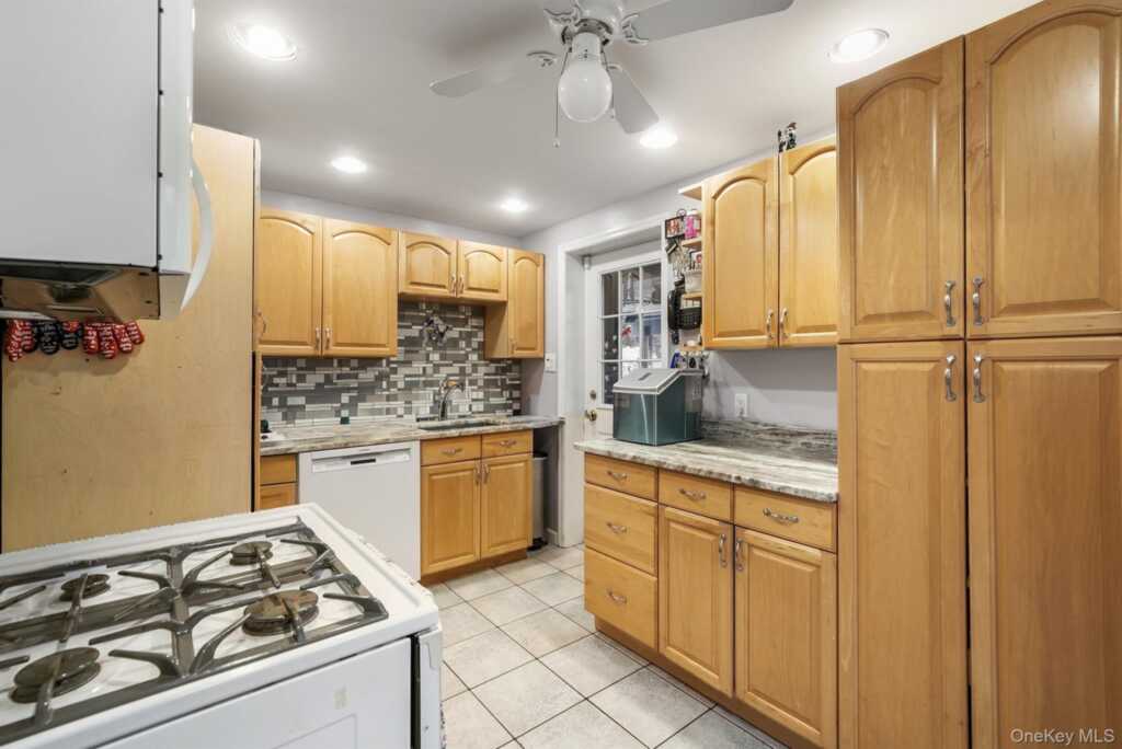 131 W Washington Avenue, Pearl River, NY 10965 - Photo 10 of 50