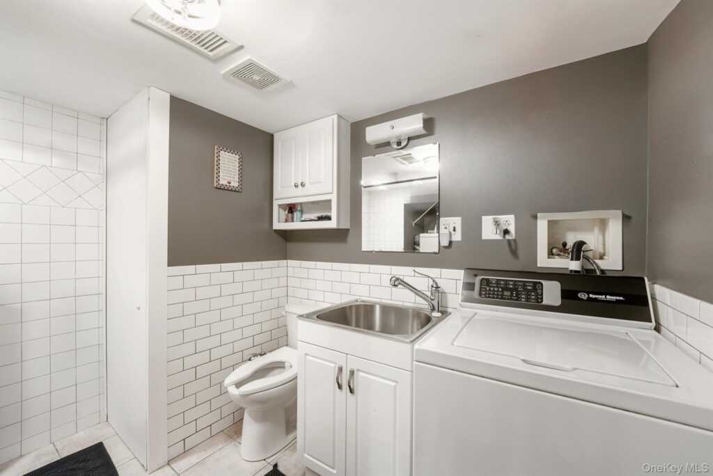 131 W Washington Avenue, Pearl River, NY 10965 - Photo 32 of 50