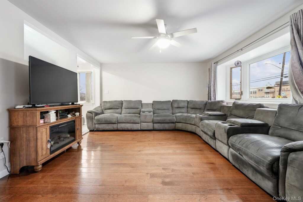 131 W Washington Avenue, Pearl River, NY 10965 - Photo 4 of 50