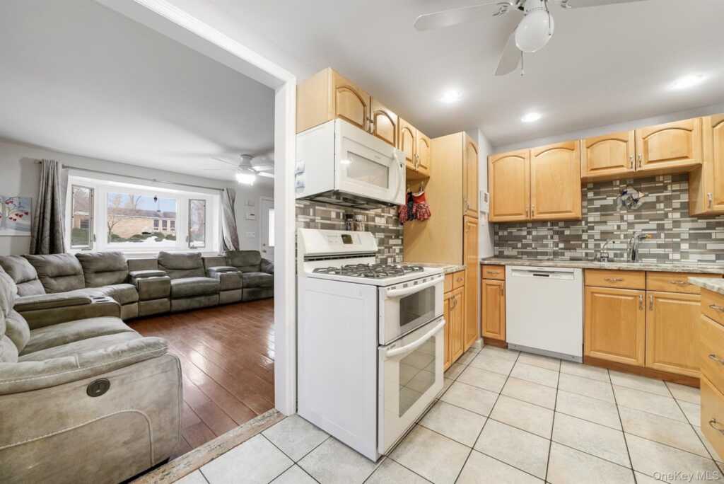 131 W Washington Avenue, Pearl River, NY 10965 - Photo 7 of 50