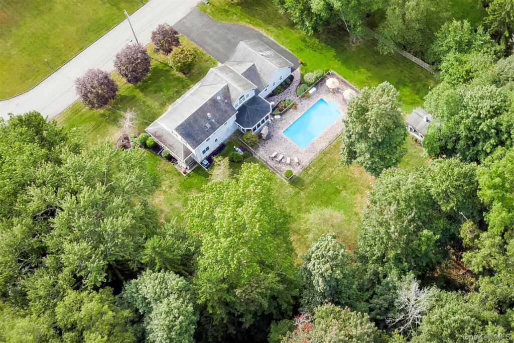 12 Canterbury Lane, Suffern, NY 10901 - Photo 2 of 33