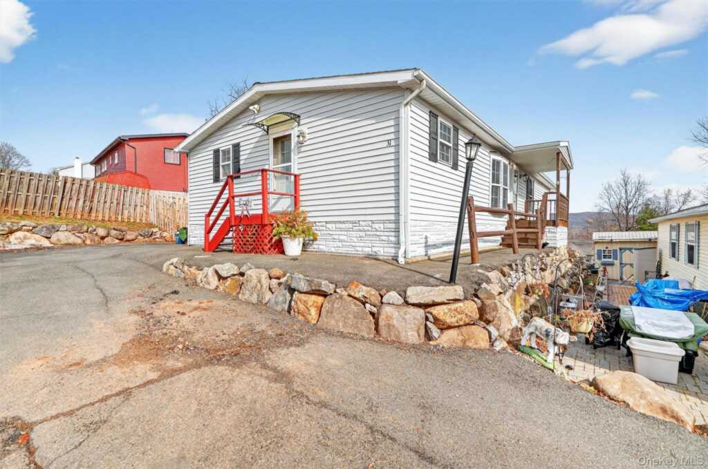 31 Thamsen Drive, Stony Point, NY 10980 - Photo 2 of 36