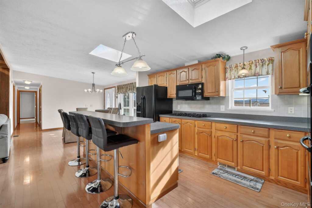 31 Thamsen Drive, Stony Point, NY 10980 - Photo 4 of 36