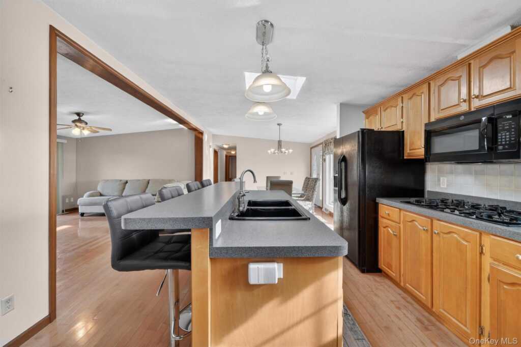 31 Thamsen Drive, Stony Point, NY 10980 - Photo 5 of 36