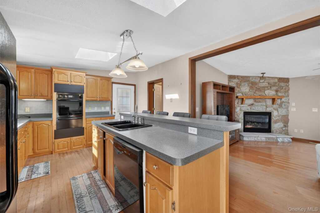 31 Thamsen Drive, Stony Point, NY 10980 - Photo 7 of 36