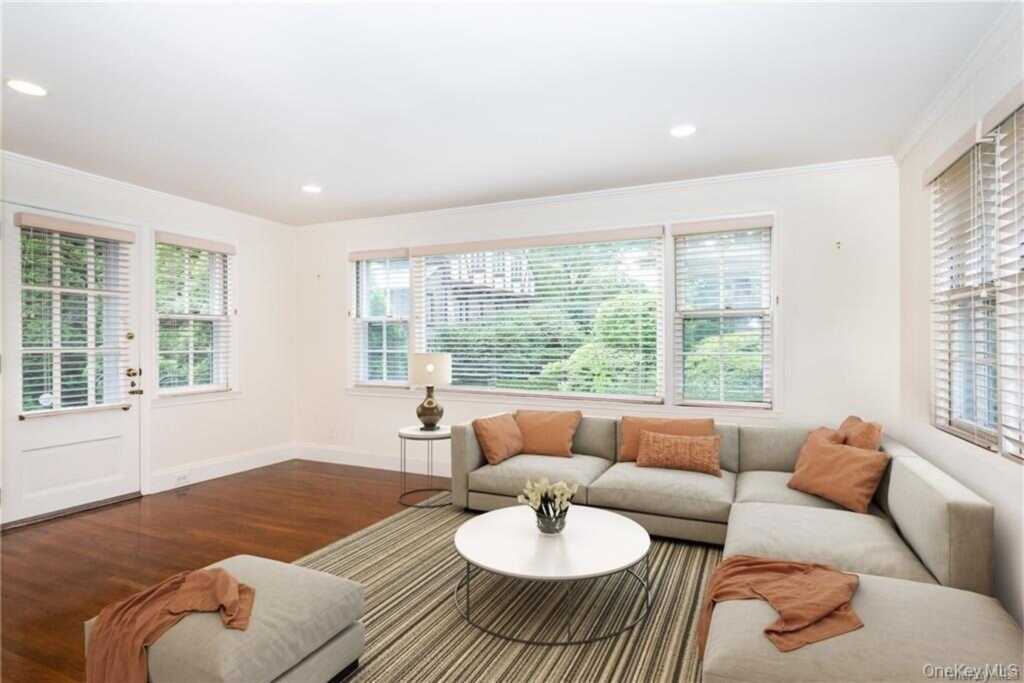 25 Jerome Avenue, New Rochelle, NY 10804 - Photo 4 of 29