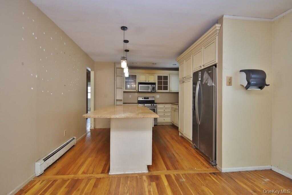 887 Stockton Road, Valley Cottage, NY 10989 - Photo 3 of 34