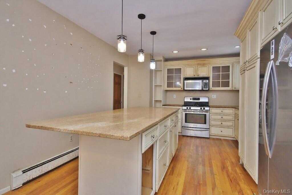 887 Stockton Road, Valley Cottage, NY 10989 - Photo 4 of 34