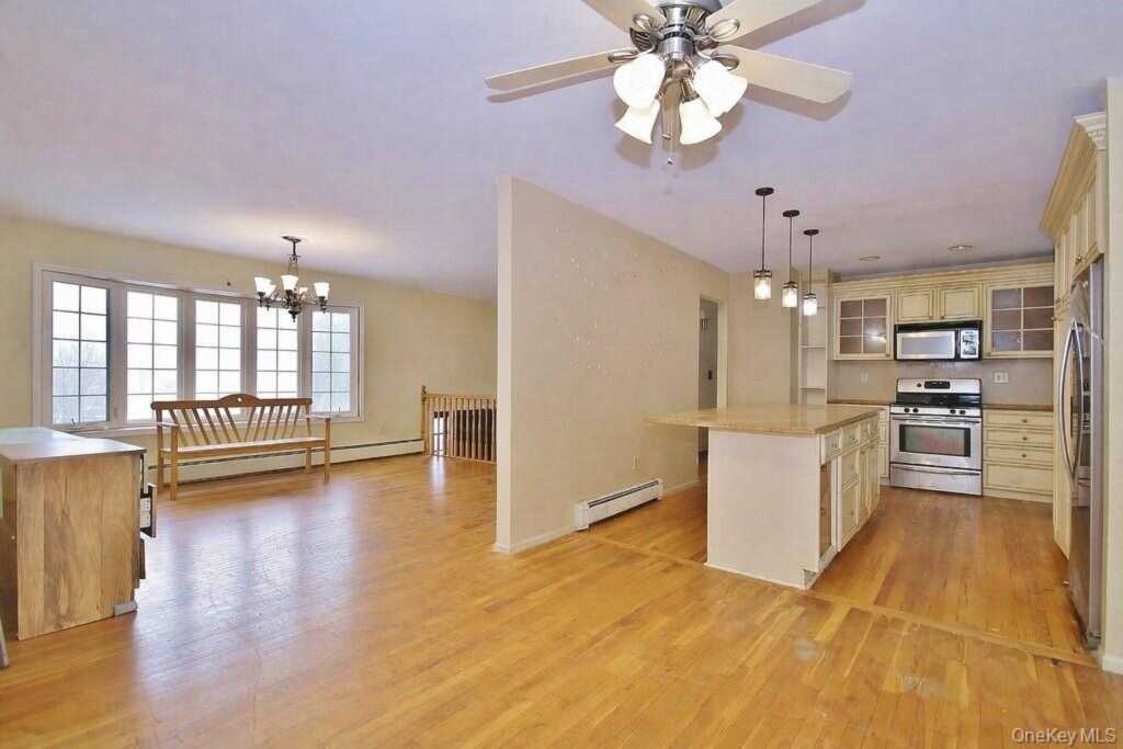 887 Stockton Road, Valley Cottage, NY 10989 - Photo 7 of 34