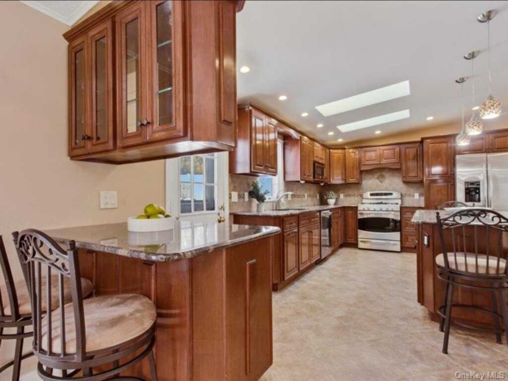 20 Rose Street, White Plains, NY 10605 - Photo 3 of 25