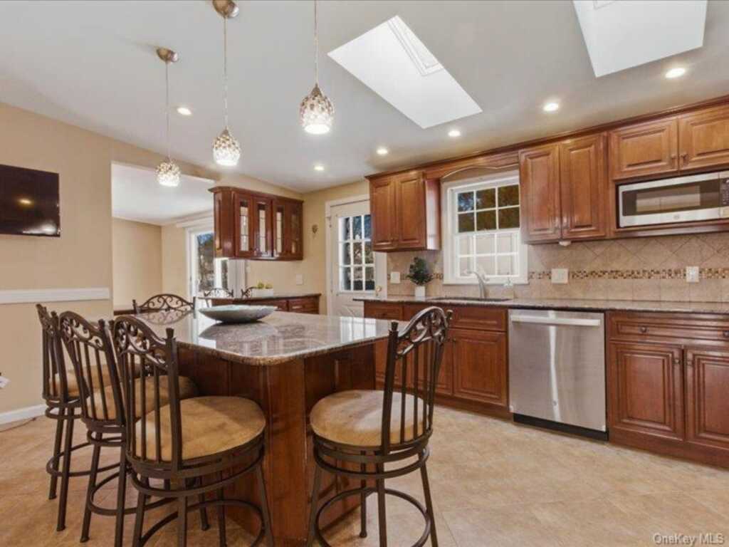 20 Rose Street, White Plains, NY 10605 - Photo 4 of 25