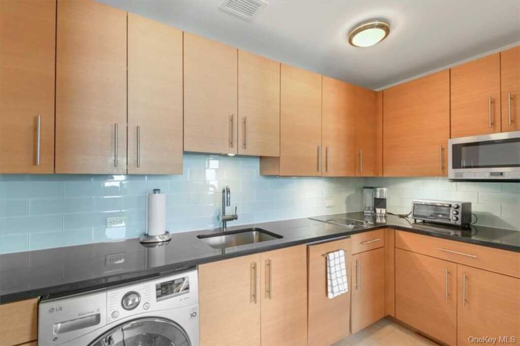 1 Renaissance Square, Unit #9D, White Plains, NY 10601 - Photo 4 of 17