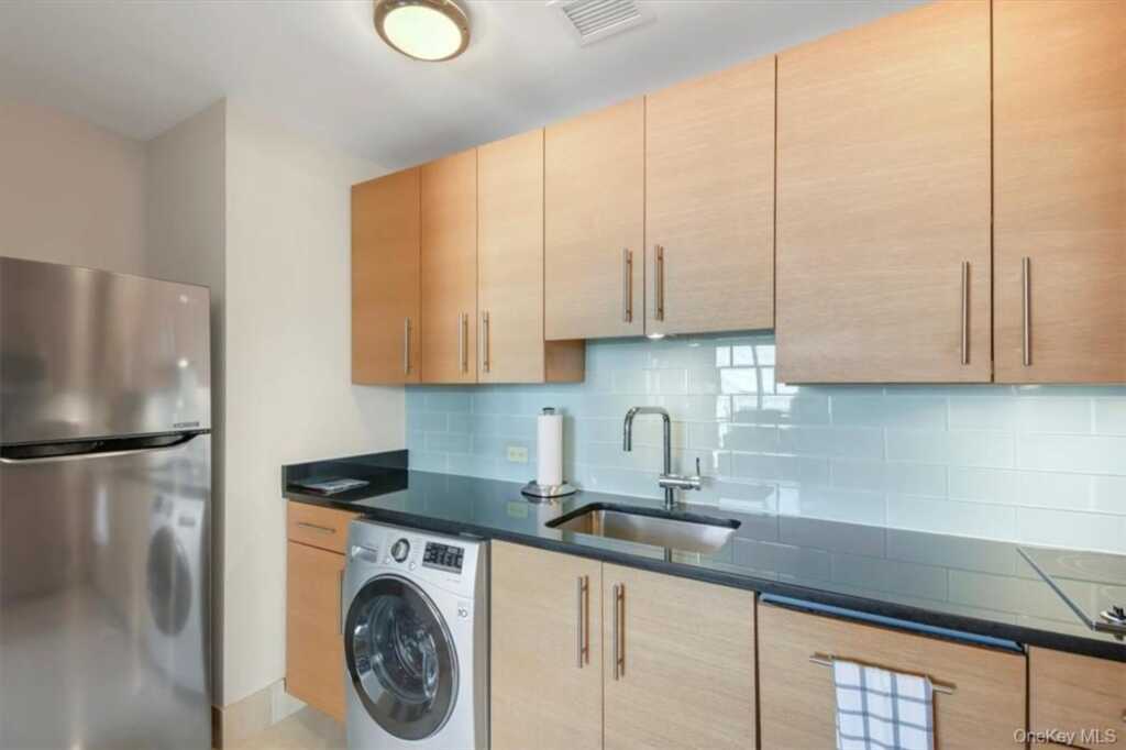 1 Renaissance Square, Unit #9D, White Plains, NY 10601 - Photo 5 of 17