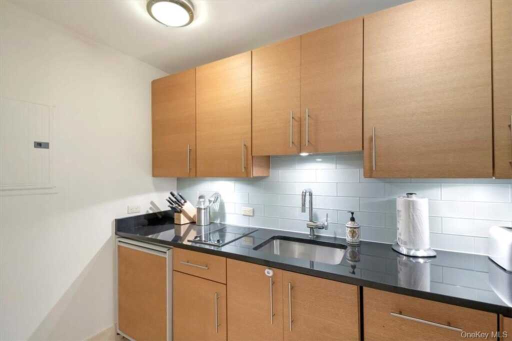 1 Renaissance Square, Unit #7B, White Plains, NY 10601 - Photo 3 of 10