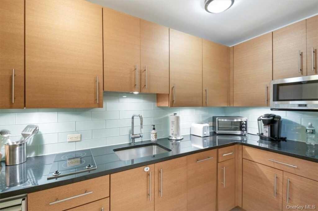 1 Renaissance Square, Unit #7B, White Plains, NY 10601 - Photo 4 of 10
