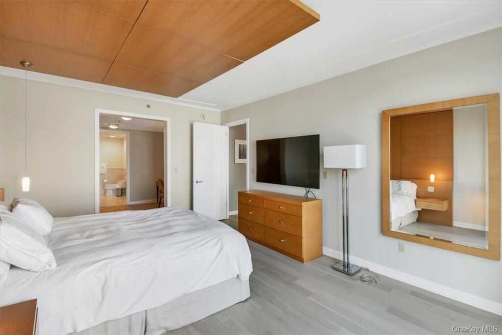 1 Renaissance Square, Unit #7B, White Plains, NY 10601 - Photo 7 of 10