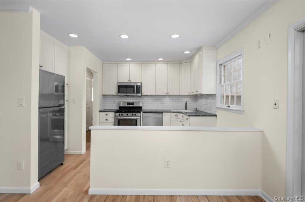 146 N Lincoln Street, Pearl River, NY 10965 - Photo 10 of 36