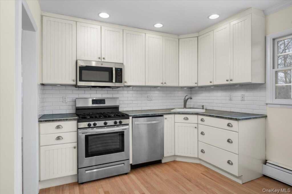 146 N Lincoln Street, Pearl River, NY 10965 - Photo 11 of 36