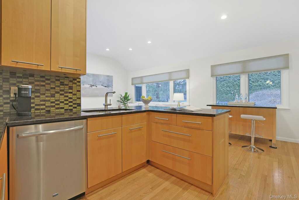 97 Winding Brook Road, New Rochelle, NY 10804 - Photo 10 of 31