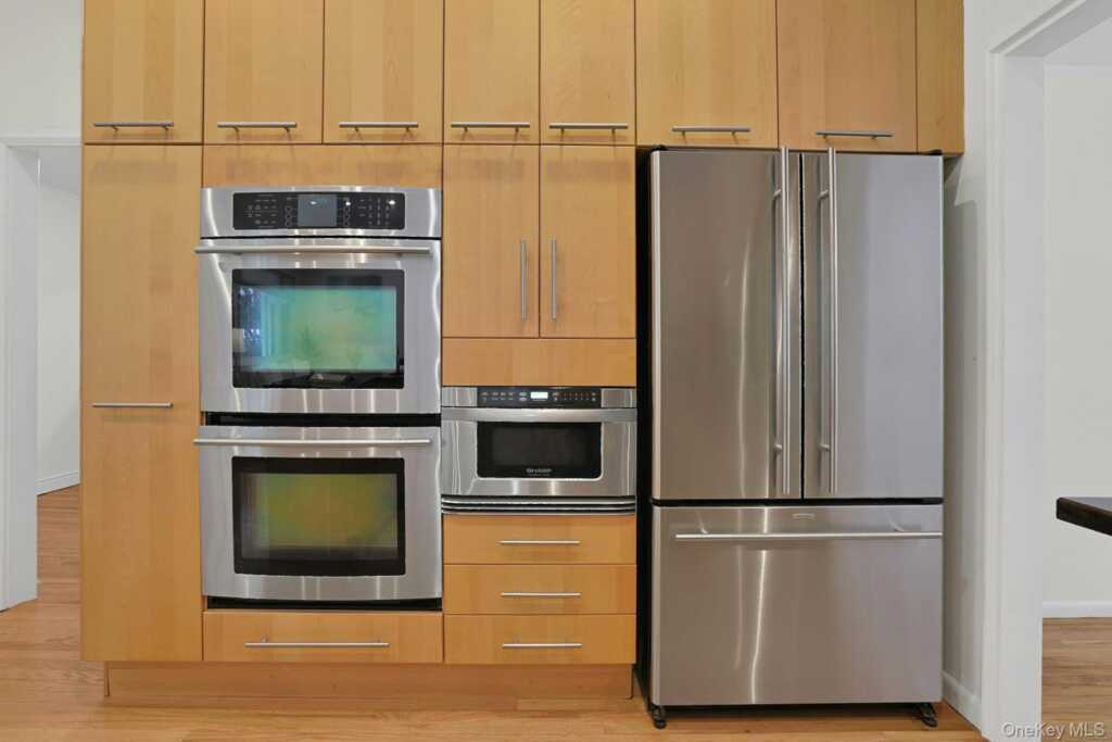 97 Winding Brook Road, New Rochelle, NY 10804 - Photo 11 of 31