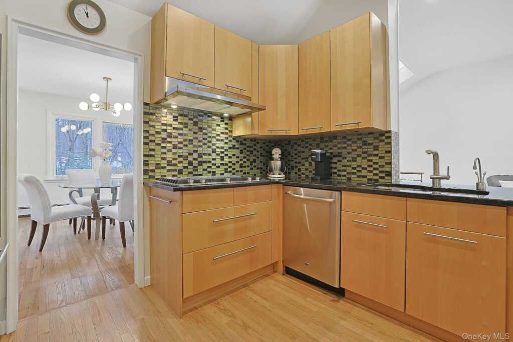 97 Winding Brook Road, New Rochelle, NY 10804 - Photo 12 of 31