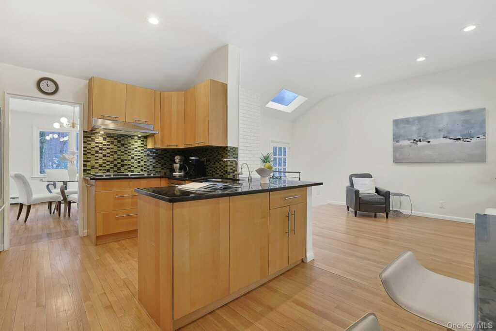 97 Winding Brook Road, New Rochelle, NY 10804 - Photo 8 of 31