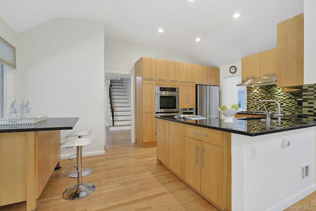 97 Winding Brook Road, New Rochelle, NY 10804 - Photo 9 of 31