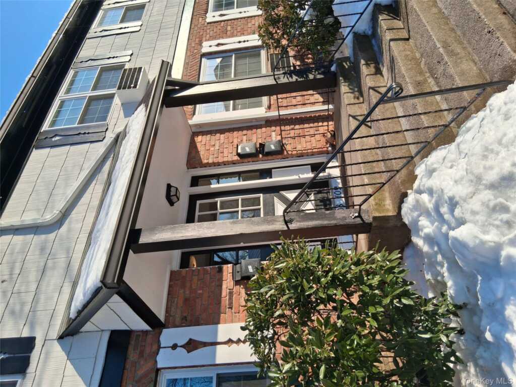 109 Parkside Drive, Suffern, NY 10901 - Photo 2 of 11