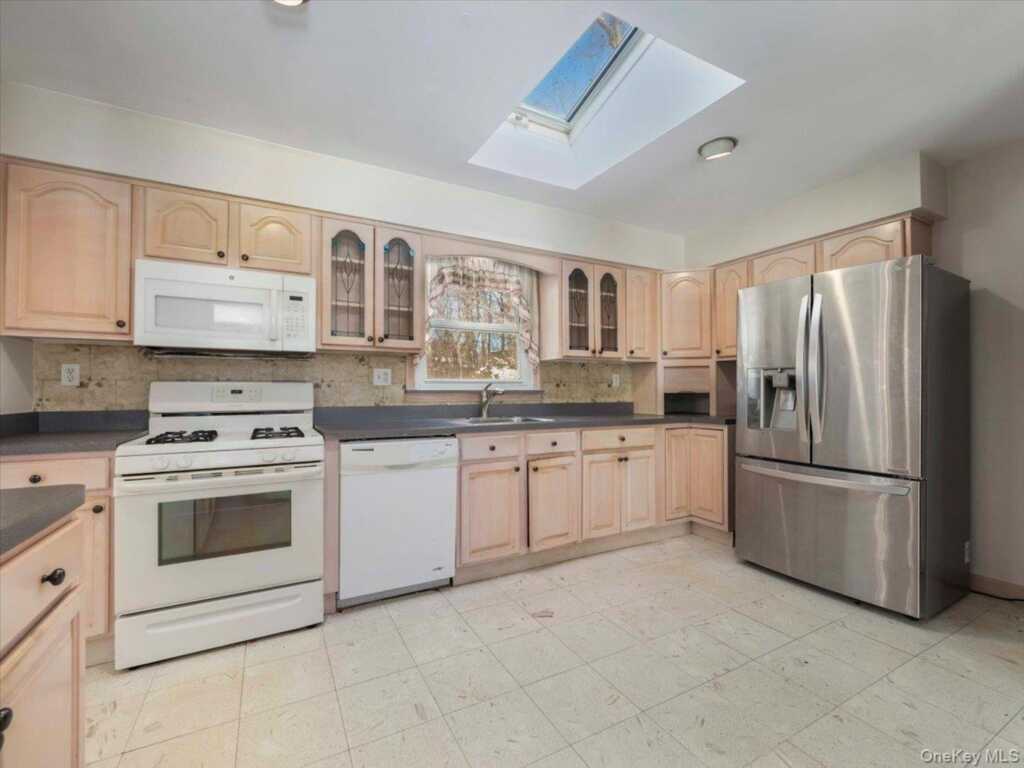 61 Rolling Ridge Road, New City, NY 10956 - Photo 12 of 42