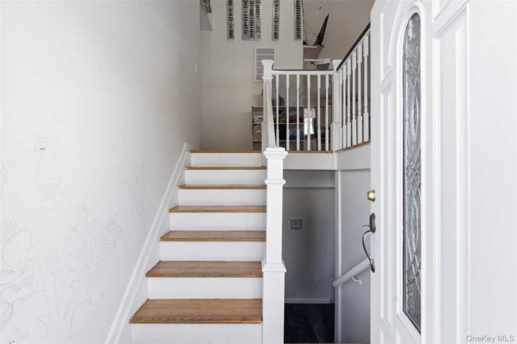 153 S Pascack Road, Nanuet, NY 10954 - Photo 4 of 29