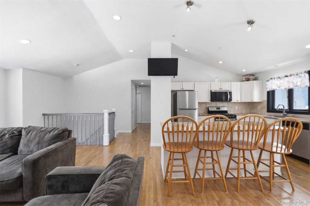 153 S Pascack Road, Nanuet, NY 10954 - Photo 5 of 29