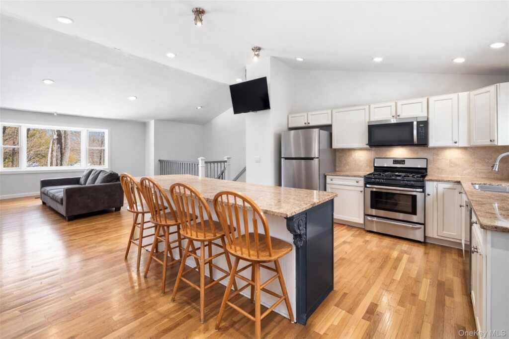 153 S Pascack Road, Nanuet, NY 10954 - Photo 6 of 29