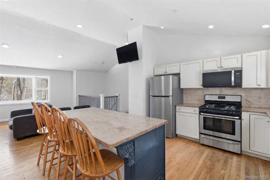 153 S Pascack Road, Nanuet, NY 10954 - Photo 7 of 29