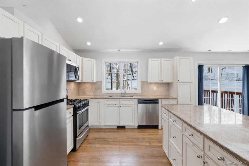 153 S Pascack Road, Nanuet, NY 10954 - Photo 8 of 29