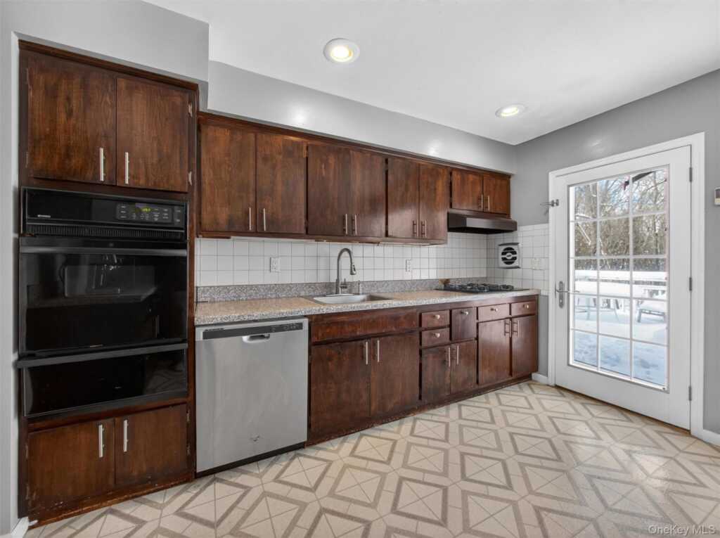 36 E Mayer Drive, Suffern, NY 10901 - Photo 16 of 43