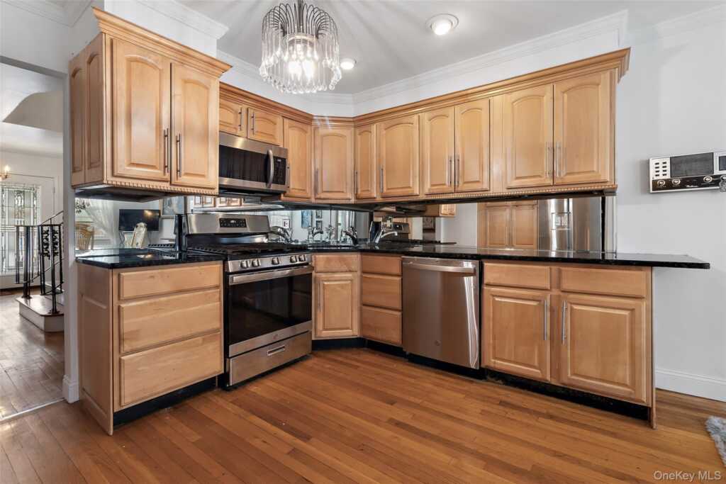 20 Old Farm Road, New Rochelle, NY 10583 - Photo 12 of 40