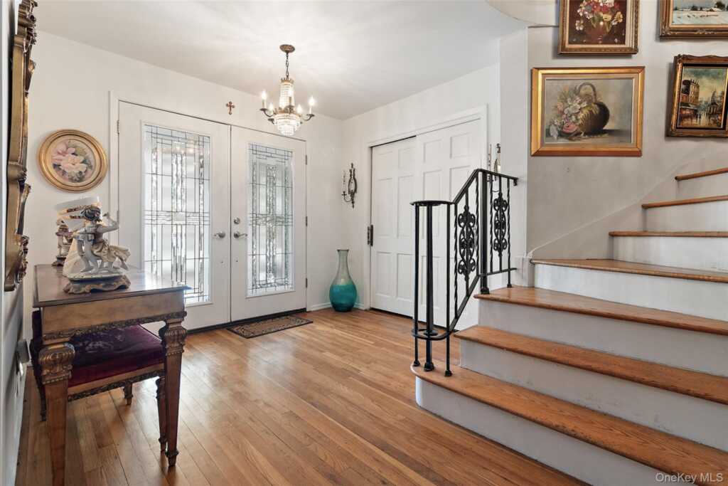 20 Old Farm Road, New Rochelle, NY 10583 - Photo 3 of 40