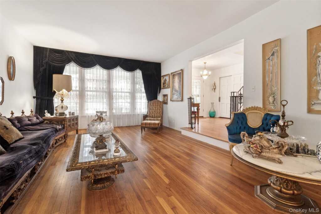 20 Old Farm Road, New Rochelle, NY 10583 - Photo 5 of 40