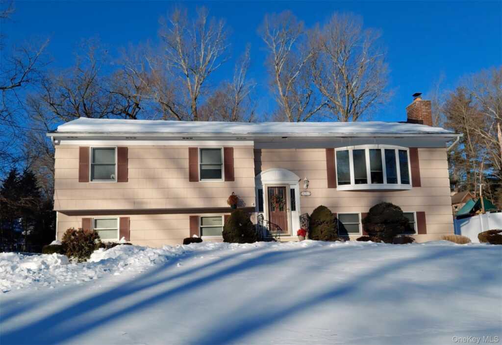 557 Babbling Brook Lane, Valley Cottage, NY 10989 - Photo 2 of 3