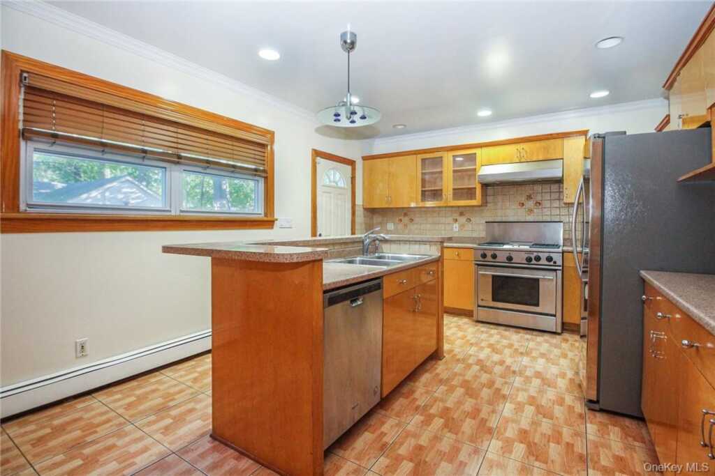 237 Coligni Avenue, New Rochelle, NY 10801 - Photo 11 of 36