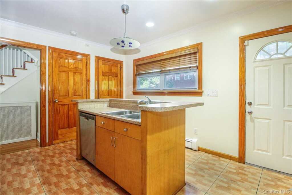 237 Coligni Avenue, New Rochelle, NY 10801 - Photo 13 of 36