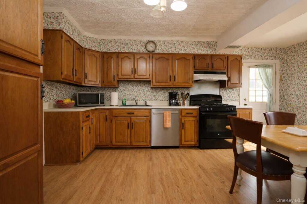 90 S Middletown Road, Pearl River, NY 10965 - Photo 20 of 47