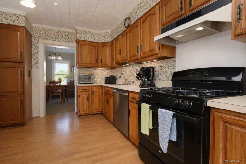 90 S Middletown Road, Pearl River, NY 10965 - Photo 21 of 47