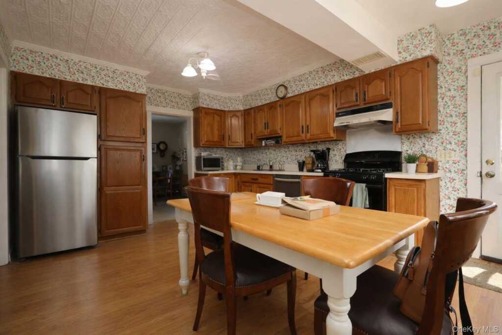 90 S Middletown Road, Pearl River, NY 10965 - Photo 24 of 47