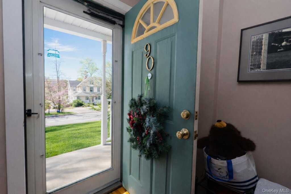 90 S Middletown Road, Pearl River, NY 10965 - Photo 4 of 47