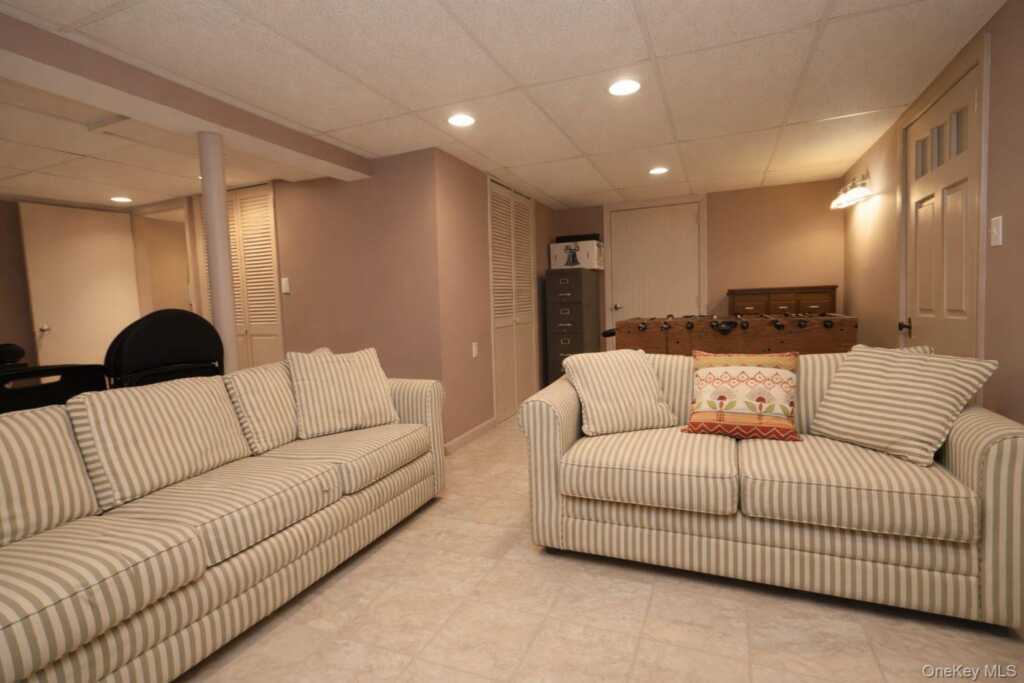 90 S Middletown Road, Pearl River, NY 10965 - Photo 44 of 47