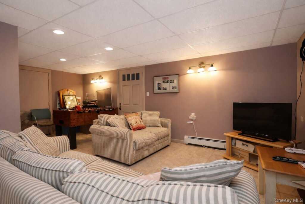 90 S Middletown Road, Pearl River, NY 10965 - Photo 45 of 47