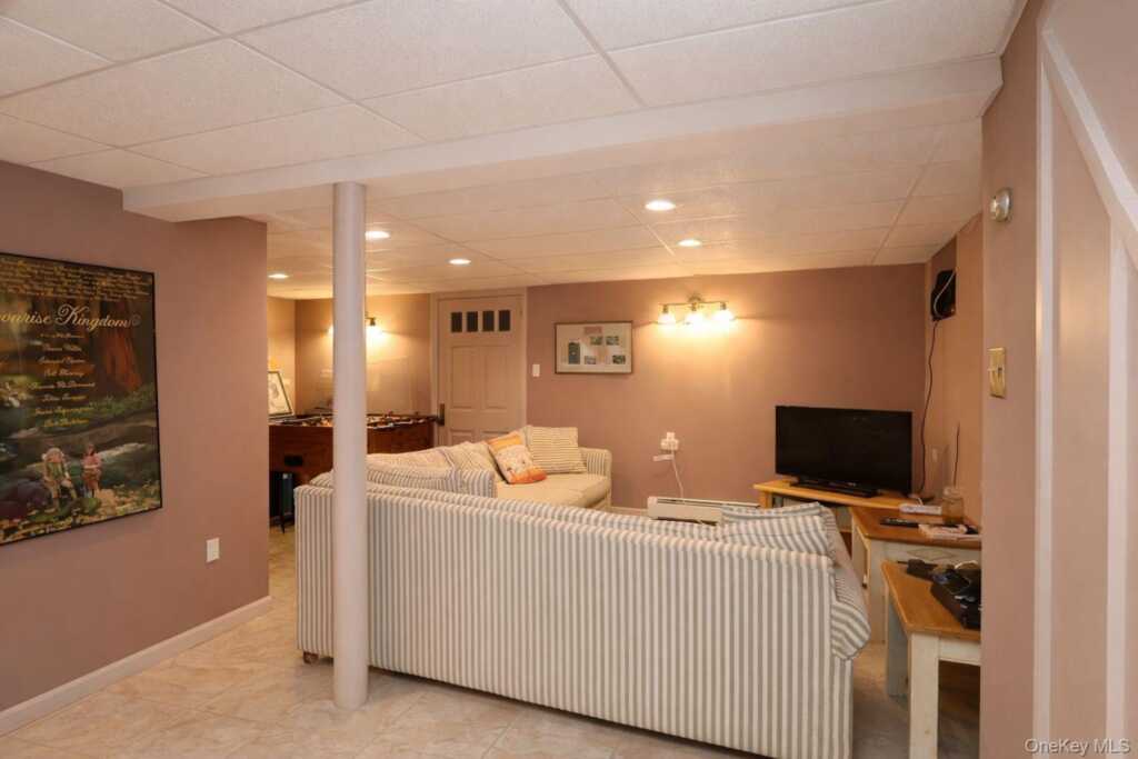 90 S Middletown Road, Pearl River, NY 10965 - Photo 46 of 47