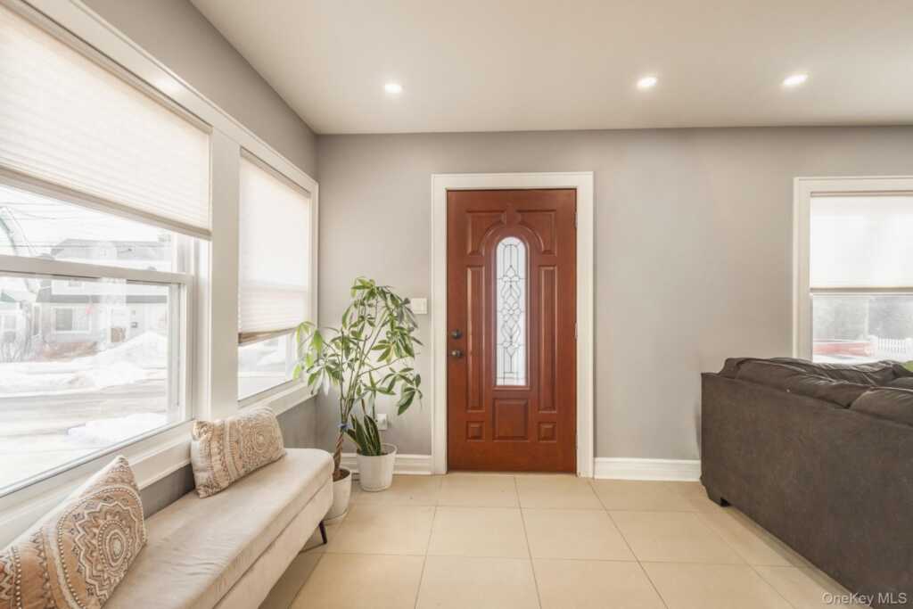 50 Acorn Terrace, New Rochelle, NY 10801 - Photo 4 of 27