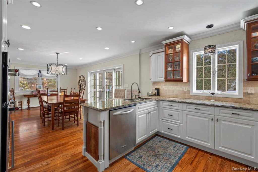 299 Stratton Road, New Rochelle, NY 10804 - Photo 10 of 50